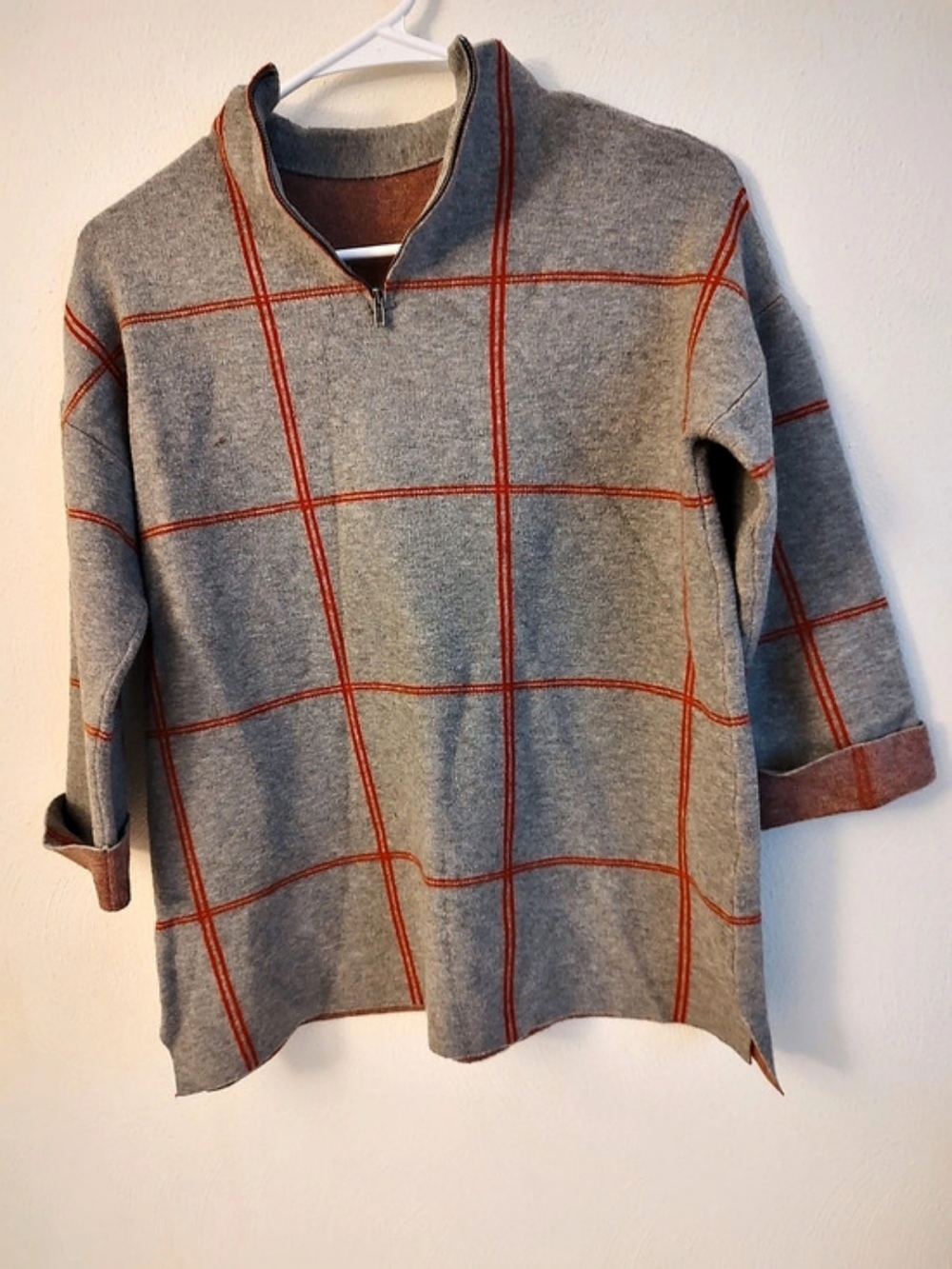 Tahari Gray & Orange Checkered Pullover Size Medium